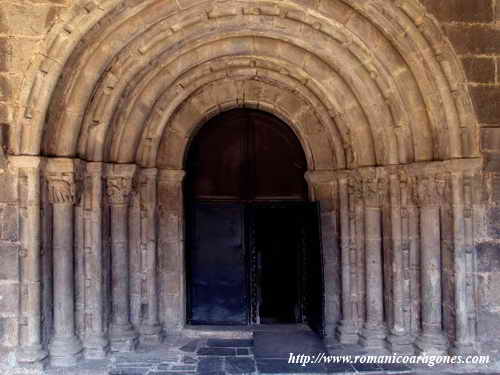 PORTADA ENTRE TEMPLO Y CLAUSTRO